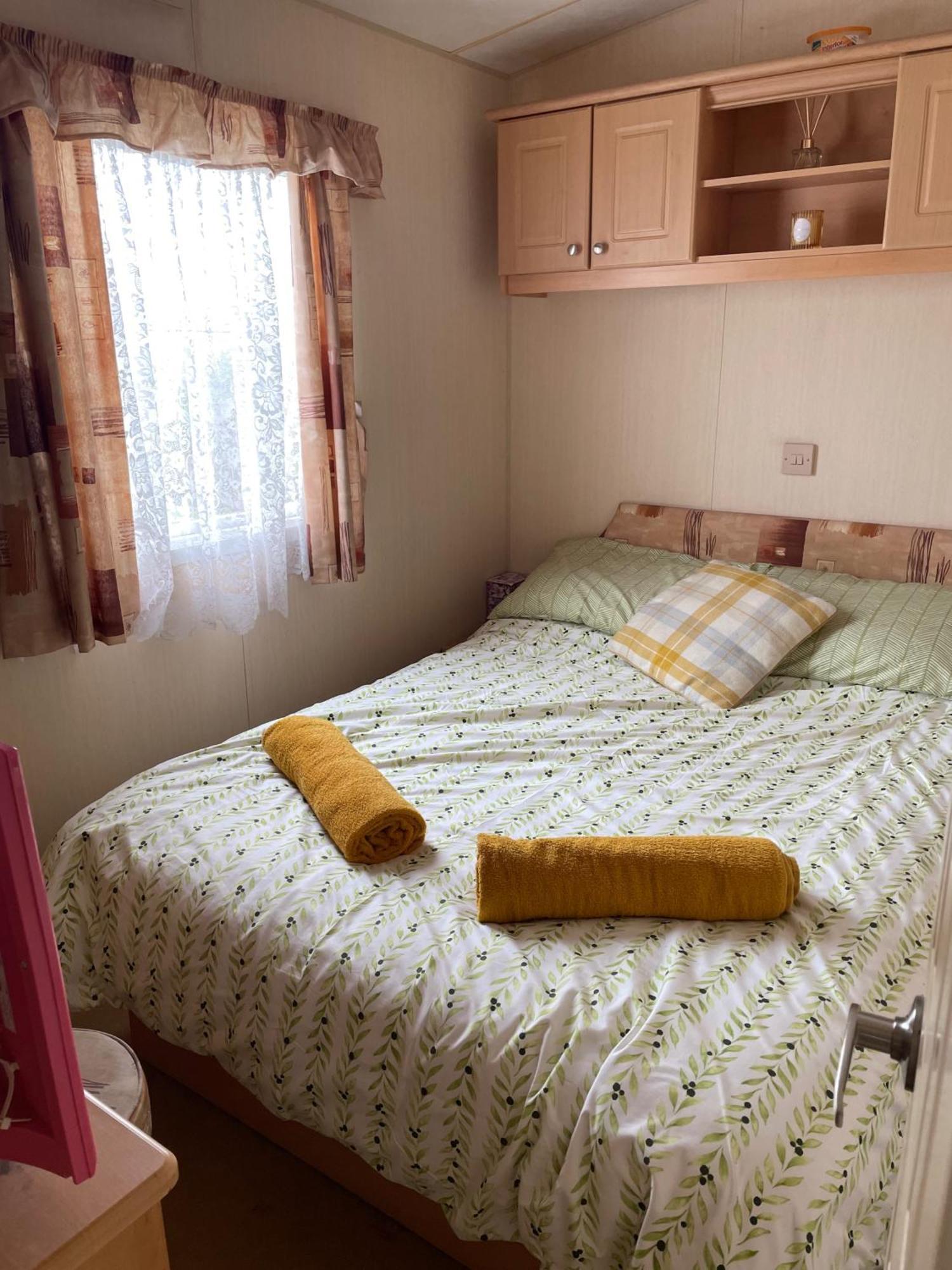 Cozy Camber Caravan 3 Bedroom Retreat With Decking Rye Exterior photo